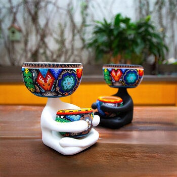 Estudio Floga, Robert Zen Set de 2 Macetas con Arte Huichol Estudio Floga, Robert Zen Set de 2 Macetas con Arte Huichol