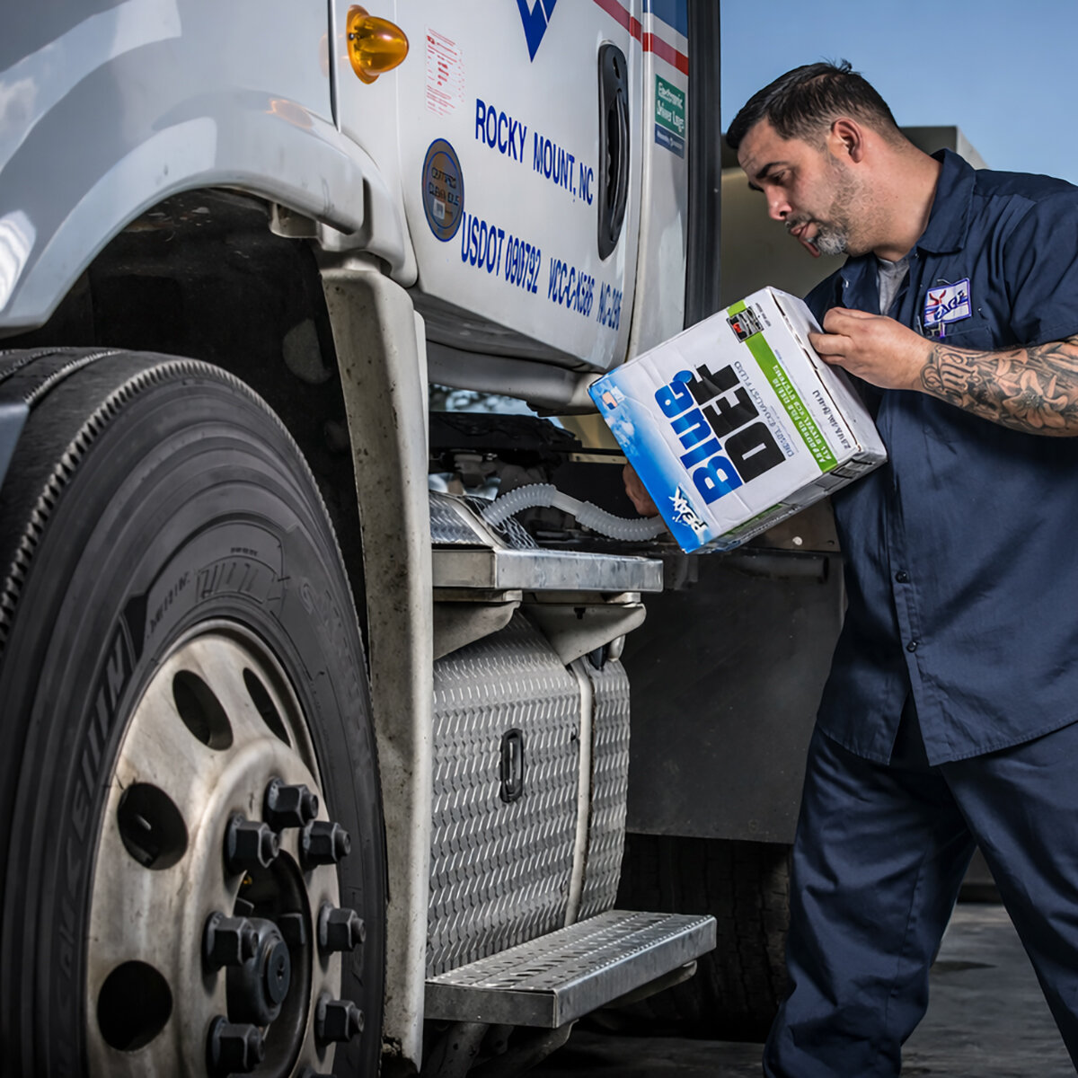 Blue Def Fluido para Escape de Diesel Blue Def Fluido para Escape de Diesel