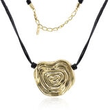 Mayfer, Collar de Cuero con Dije de Laberinto Dorado Mayfer, Collar de Cuero con Dije de Laberinto Dorado