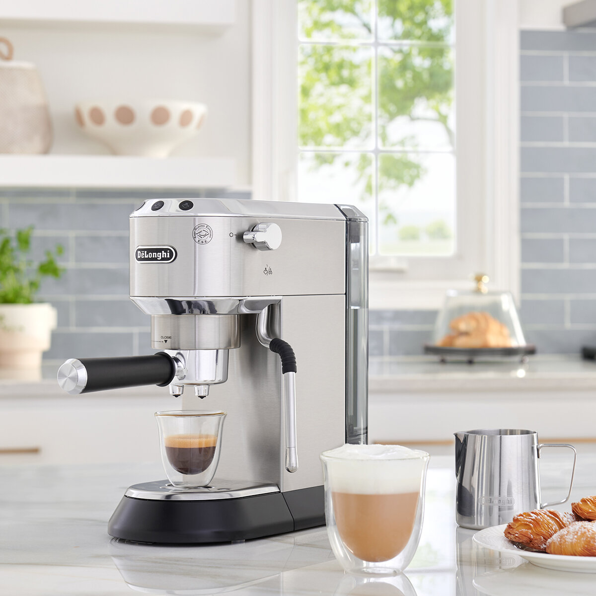 De'Longhi Dedica Arte, Cafetera Espresso + Barista Kit De'Longhi Dedica Arte, Cafetera Espresso + Barista Kit