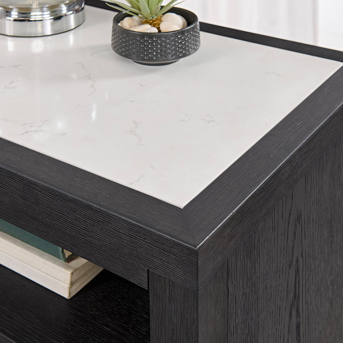 Universal Broadmoore, Bellevue, Mesa de Noche Universal Broadmoore, Bellevue, Mesa de Noche