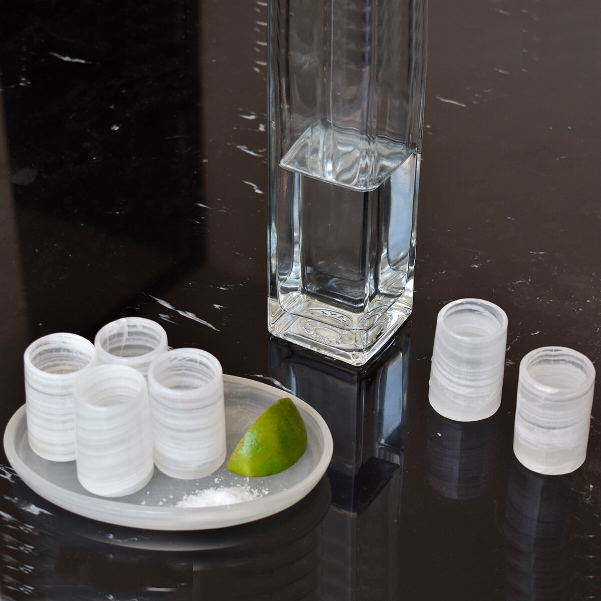 Luhom Set de Tequileros y Base de Ónix Blanco 6 Piezas