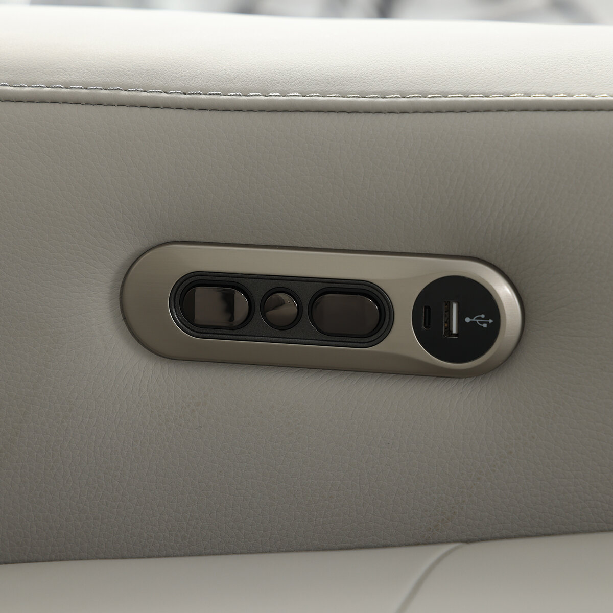 Simon Li Furniture, Sofá Reclinable de Piel con Sistema Eléctrico Simon Li Furniture, Sofá Reclinable de Piel con Sistema Eléctrico