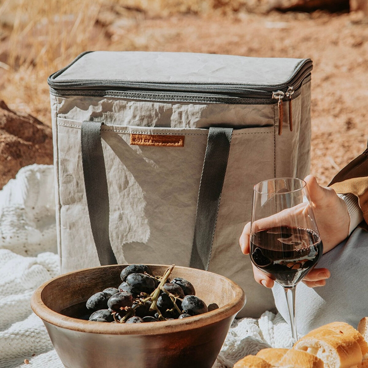 Out Of The Woods Lonchera Dolphin Out Of The Woods Lonchera Dolphin