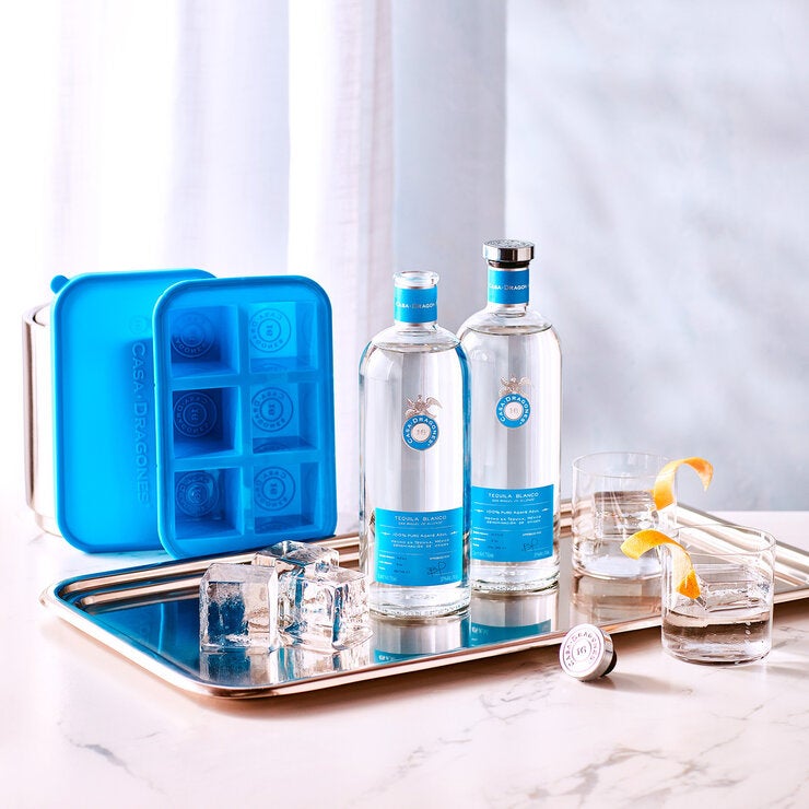 Tequila Casa Dragones Blanco 2/750 ml con Molde de Hielos Tequila Casa Dragones Blanco 2/750 ml con Molde de Hielos