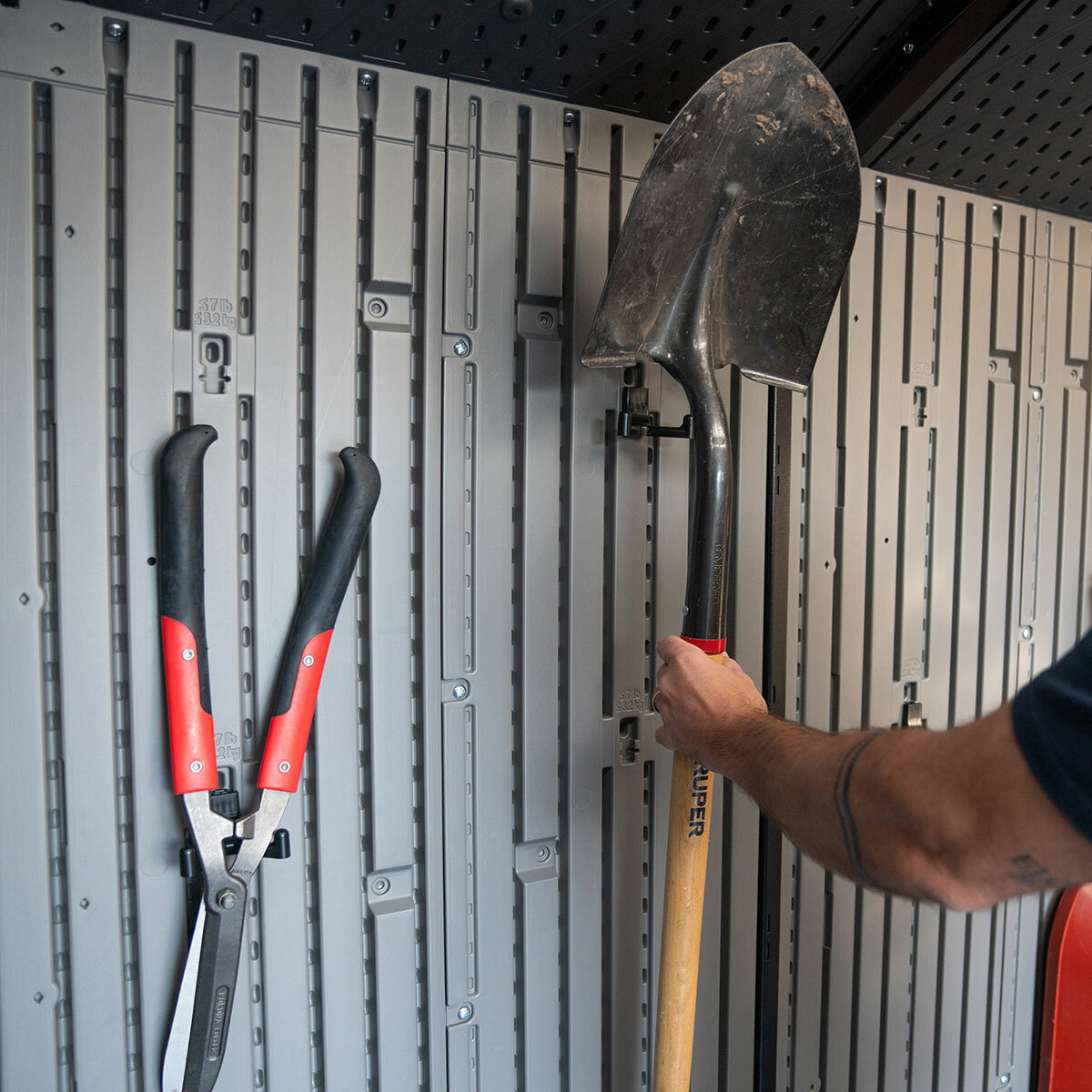 Lifetime, Cobertizo de Almacenamiento Exterior de 2.43 m x 3.04 m Lifetime, Cobertizo de Almacenamiento Exterior de 2.43 m x 3.04 m