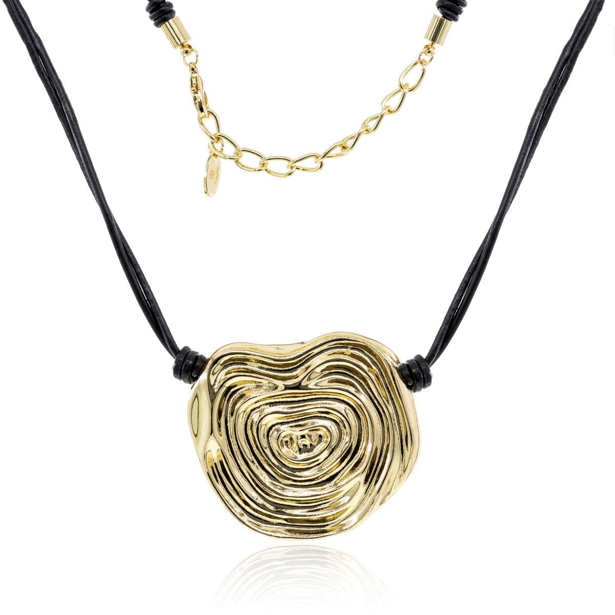 Mayfer, Collar de Cuero con Dije de Laberinto Dorado Mayfer, Collar de Cuero con Dije de Laberinto Dorado