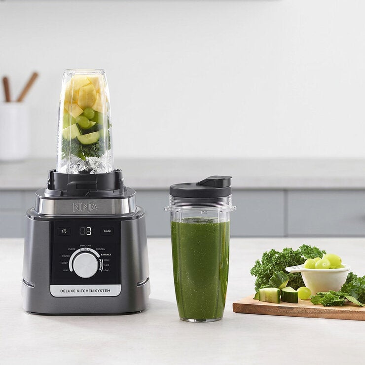 Ninja Deluxe, Sistema de Cocina con Jarra de 2.6 L, Procesador de 9 Tazas, 2 Discos de Rebanado/triturado, 2 Vasos de 700 ml Ninja Deluxe, Sistema de Cocina con Jarra de 2.6 L, Procesador de 9 Tazas, 2 Discos de Rebanado/triturado, 2 Vasos de 700 ml
