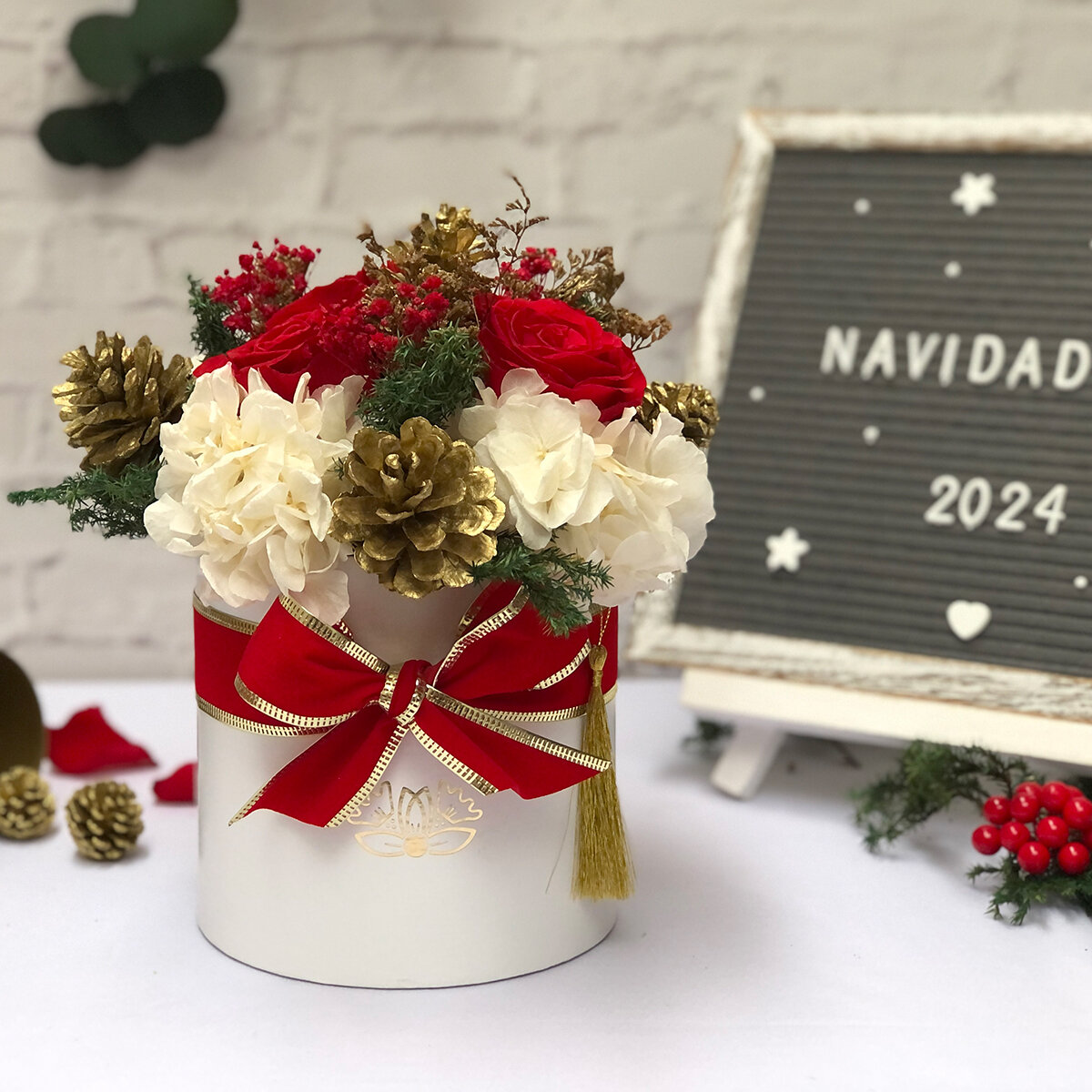 Bouquet Navidad, Caja Blanca Listón de Terciopelo Rojo/Dorado