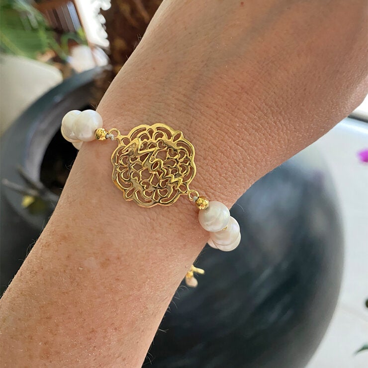 Ablime, Pulsera Ajustable con Perla Madre, Palabra "MOM" grabada al centro Ablime, Pulsera Ajustable con Perla Madre, Palabra "MOM" grabada al centro
