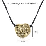 Mayfer, Collar de Cuero con Dije de Laberinto Dorado Mayfer, Collar de Cuero con Dije de Laberinto Dorado