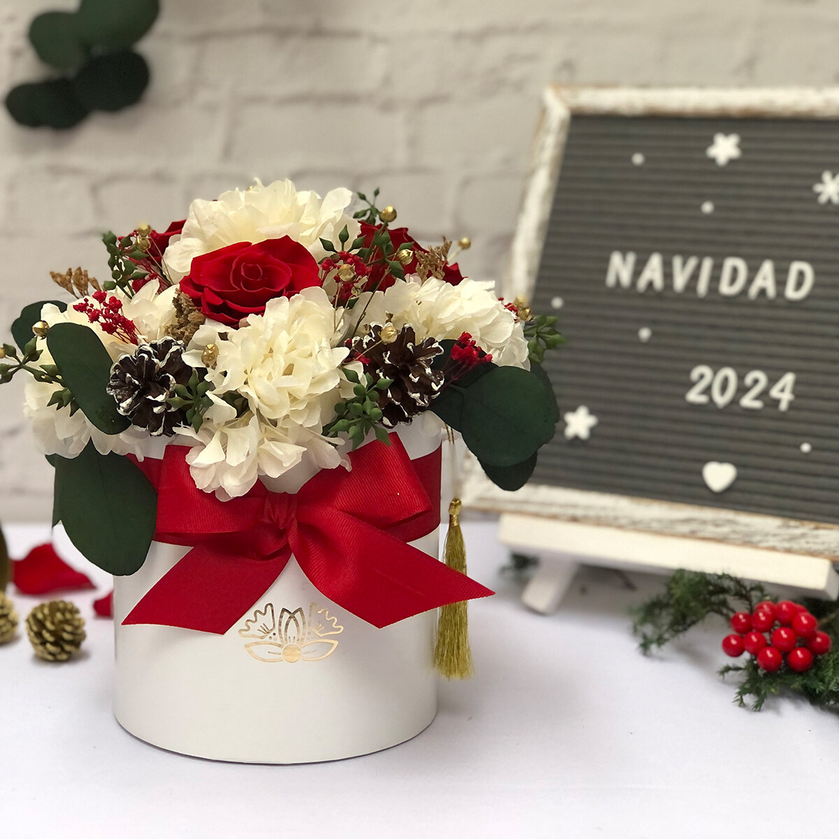 Bouquet Navidad, Listón Rojo, Caja Blanca