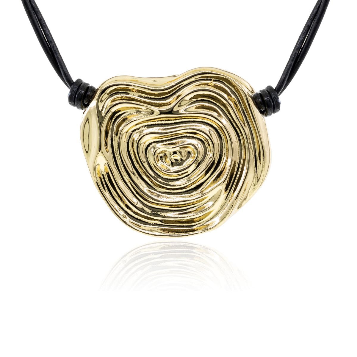 Mayfer, Collar de Cuero con Dije de Laberinto Dorado Mayfer, Collar de Cuero con Dije de Laberinto Dorado