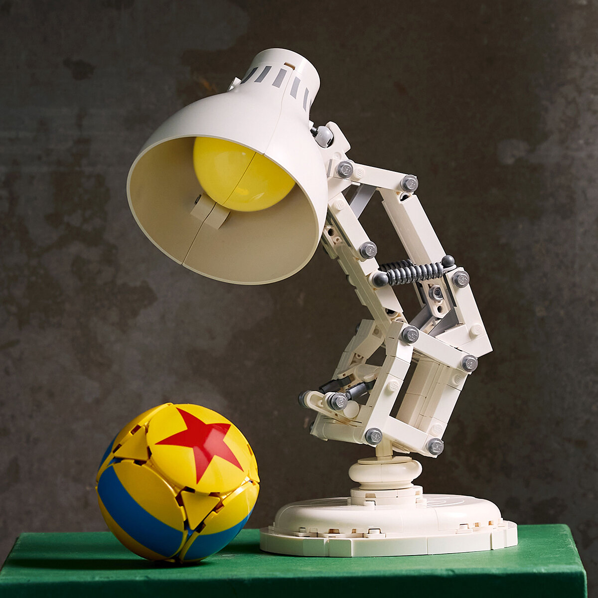 LEGO Disney Pixar Luxo Jr. LEGO Disney Pixar Luxo Jr.