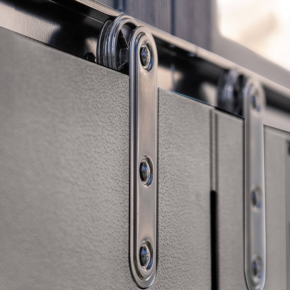 Suncast, Modernist Cobertizo de Almacenamiento de 2.4m x 2.1m con Puertas Corredizas Suncast, Modernist Cobertizo de Almacenamiento de 2.4m x 2.1m con Puertas Corredizas