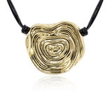 Mayfer, Collar de Cuero con Dije de Laberinto Dorado Mayfer, Collar de Cuero con Dije de Laberinto Dorado